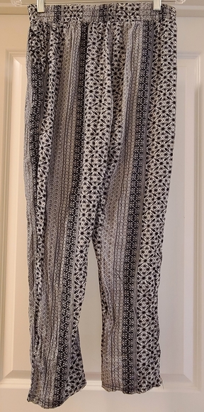 CLEARANCE 3/$15 Black and White Floral slim fit drawstring casual soft pants m/L - Picture 7 of 10